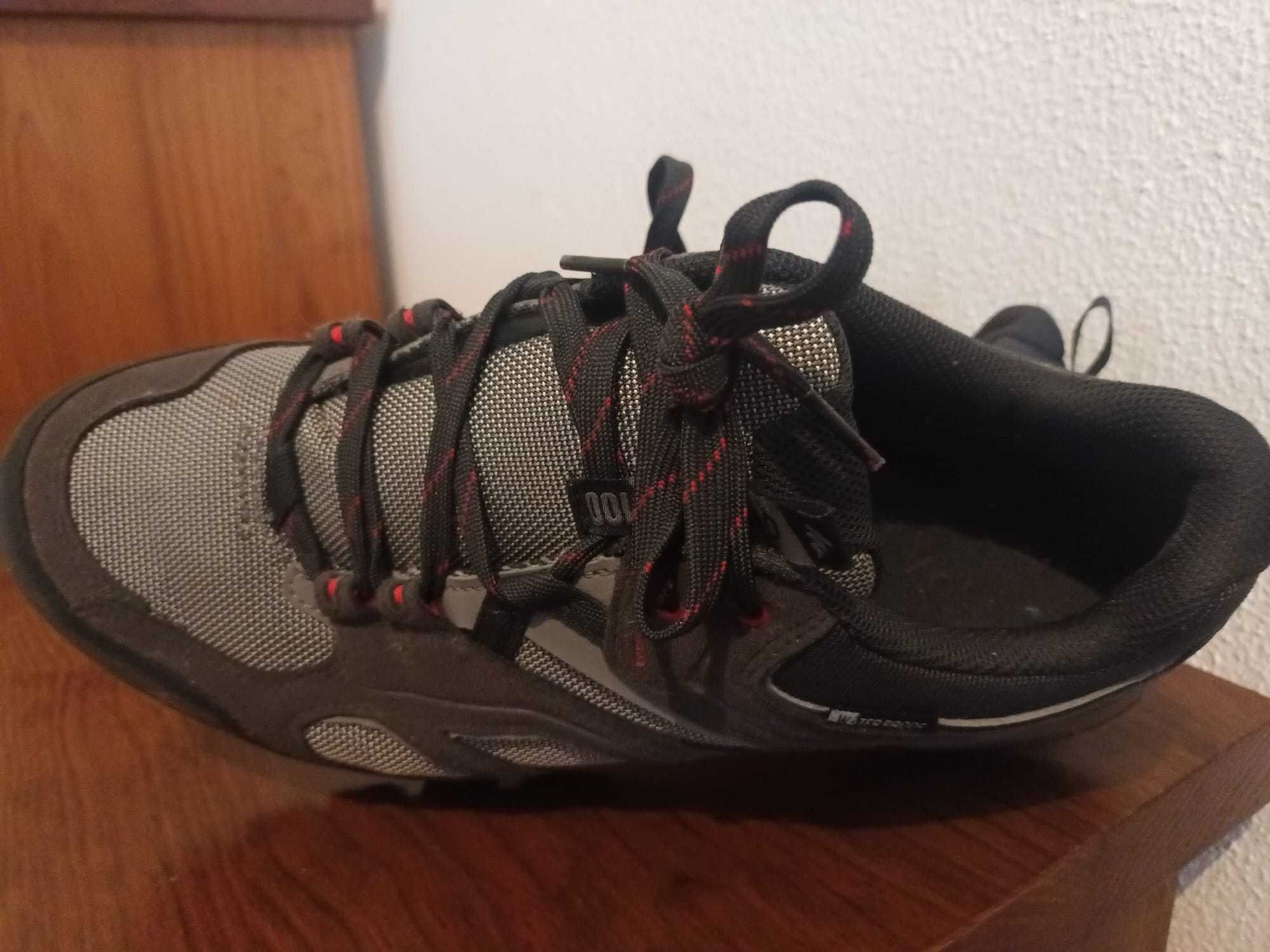 Sapatos Quechua como novos