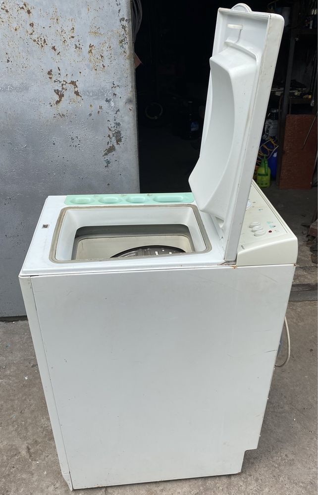 Продам стиральную машинку Indesit (под ремонт)