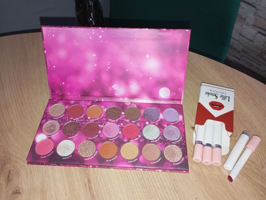 Zestaw kosmetyków paleta cieni Action i nowe pomadki