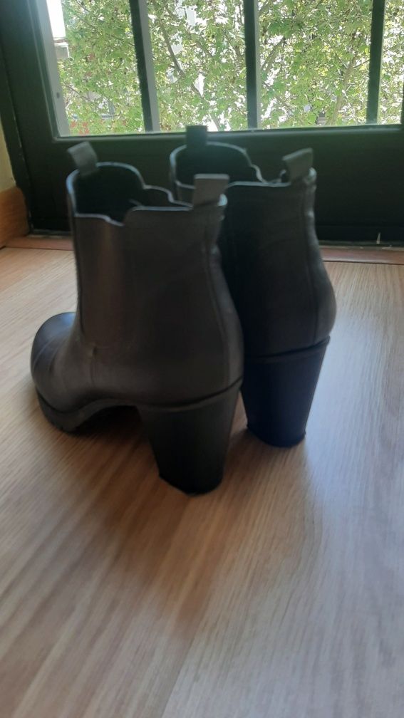 Botas cinza bom estado