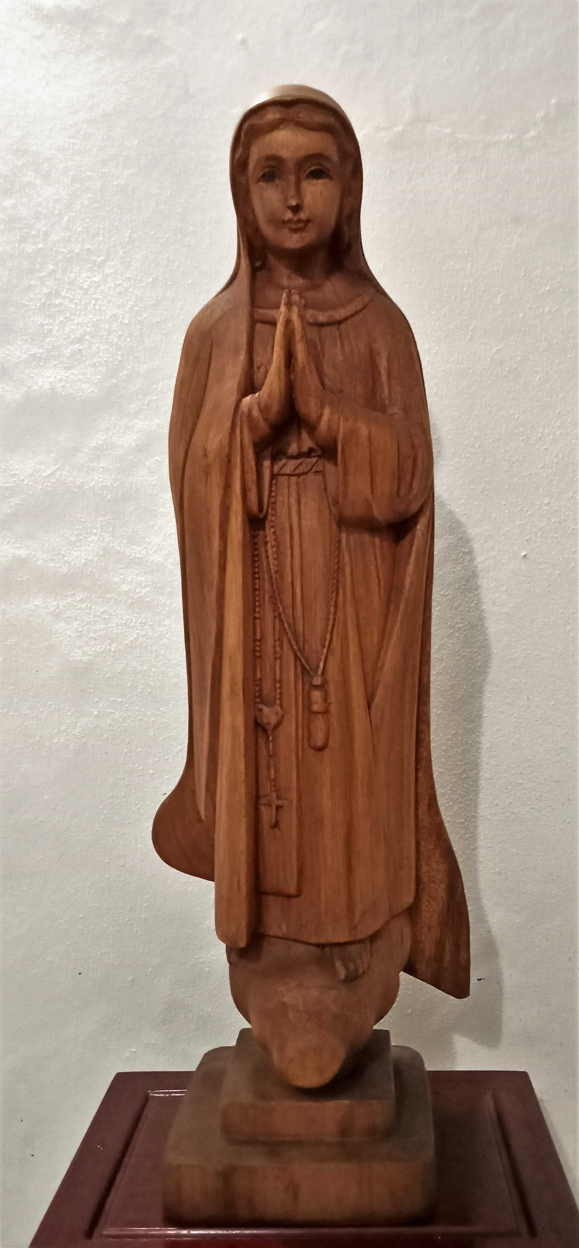 Imagem de Nossa Senhora em madeira
