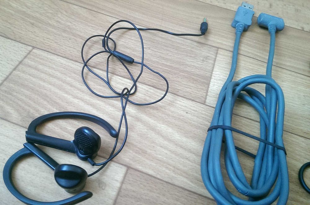 Лот :  Навушники/Гарнітура/Зарядне/USB шнур до телефону Sony Ericsson.