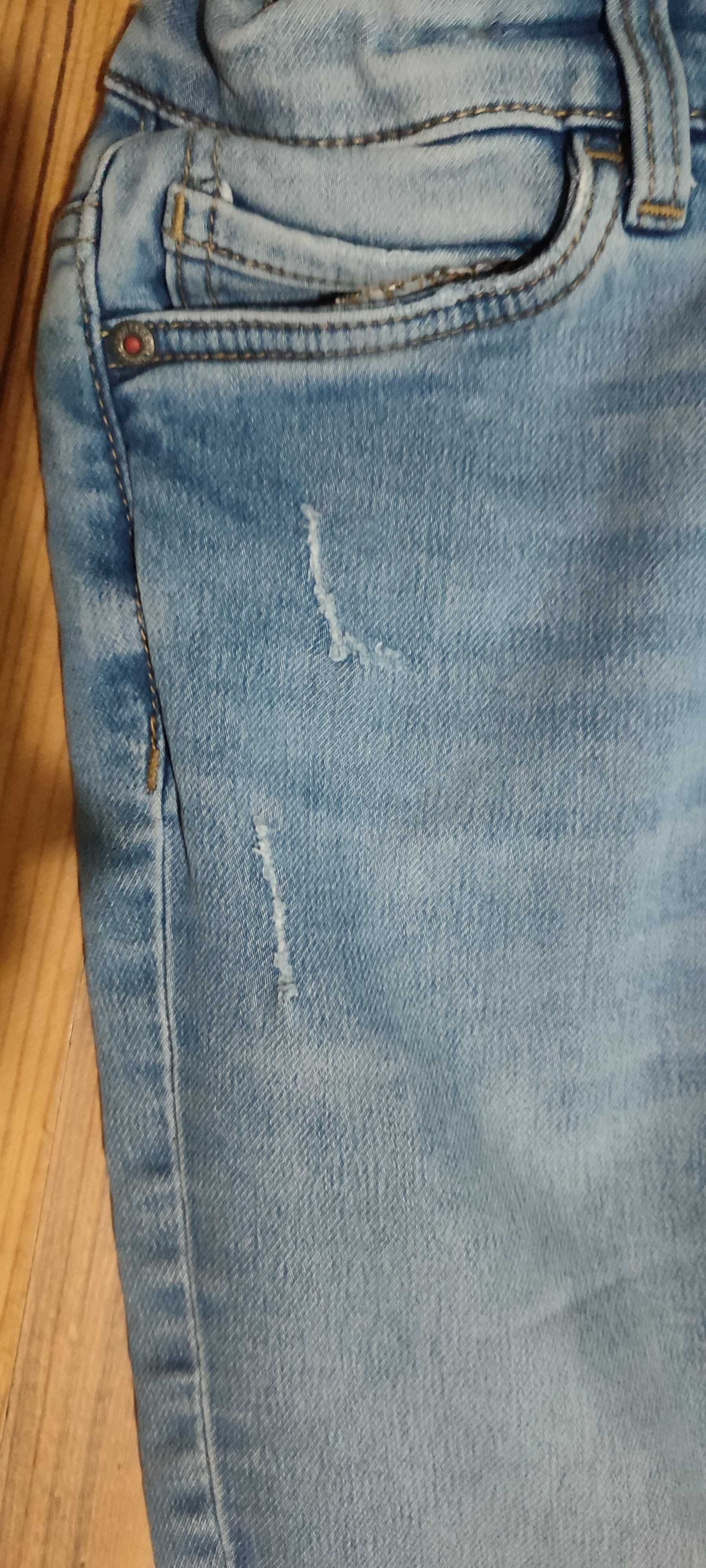 Spodnie jeansowe chłopięce rozmiar 140 z fajnymi przetarciami