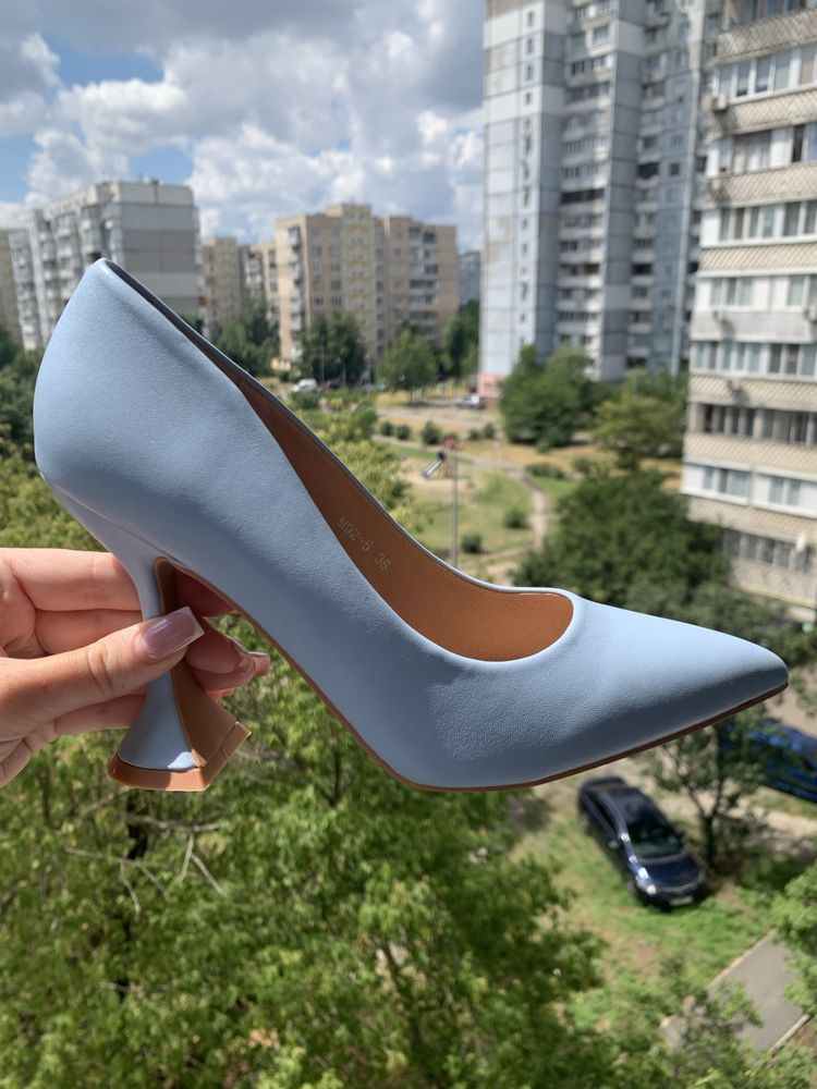 Продам дуже красиві ніжно блакитні туфлі в розміри 38.