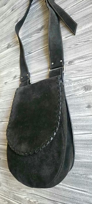 Piękna skórzana torebka boho duża listonoszka zamszowa czarna na ramię