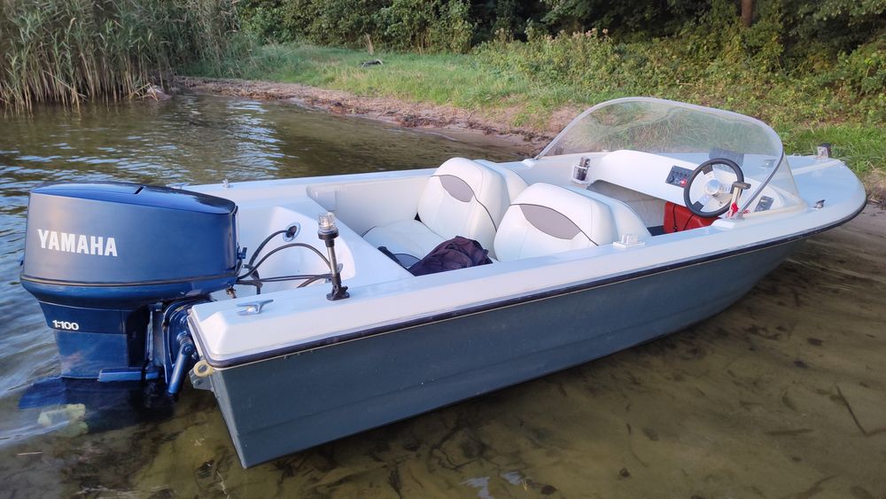 Motorówka z przyczepą i silnikiem Yamaha