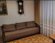 Sofa z dużymi poduchami rozkładana