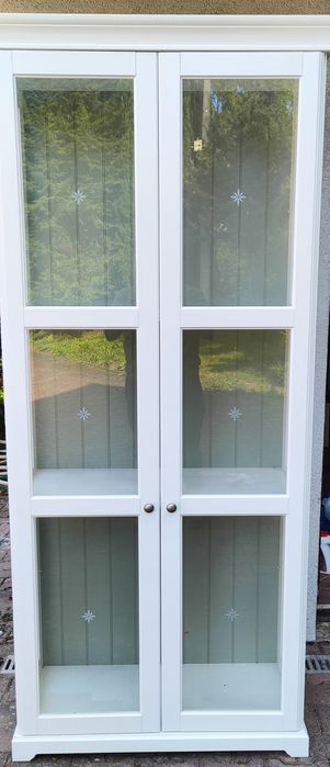 Biała witryna Ikea Liatorp