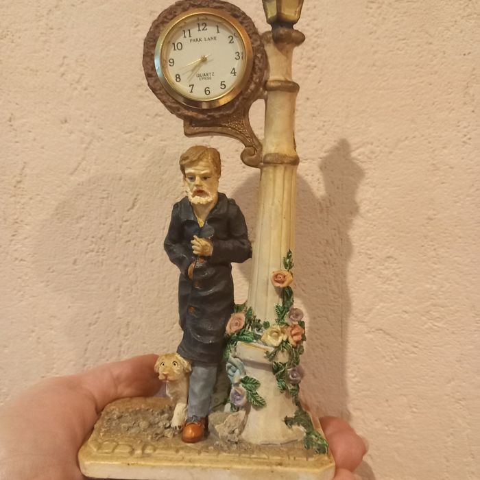 Angielski Latarnik, zegar stojący na baterie