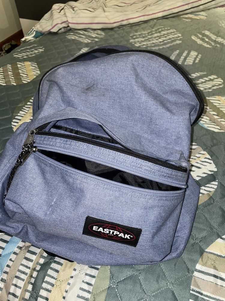 Mochila Eastpak azul cinza