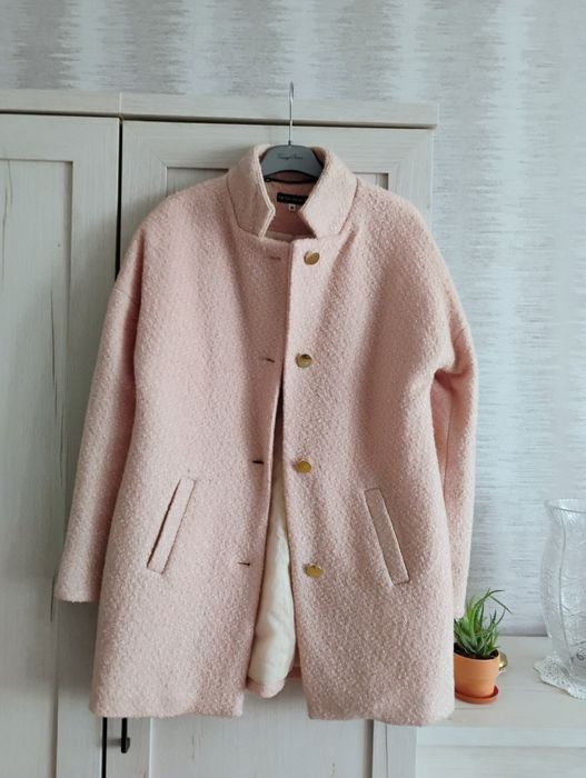 Płaszcz w kolorze pudrowego różu w rozmiarze 36/38