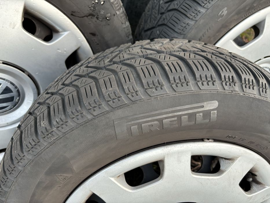 Koła zimowe Pirelli R15 195/65 z kołpakami VW