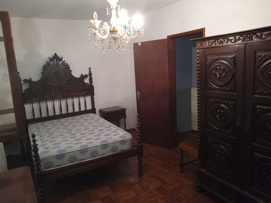 Mobilia de quarto (camas, mesinhas de cabeceiras, guarda fato, cómoda)