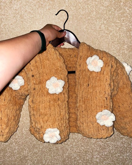 Вʼязаний кардиган з ромашками 92- 98 розмір