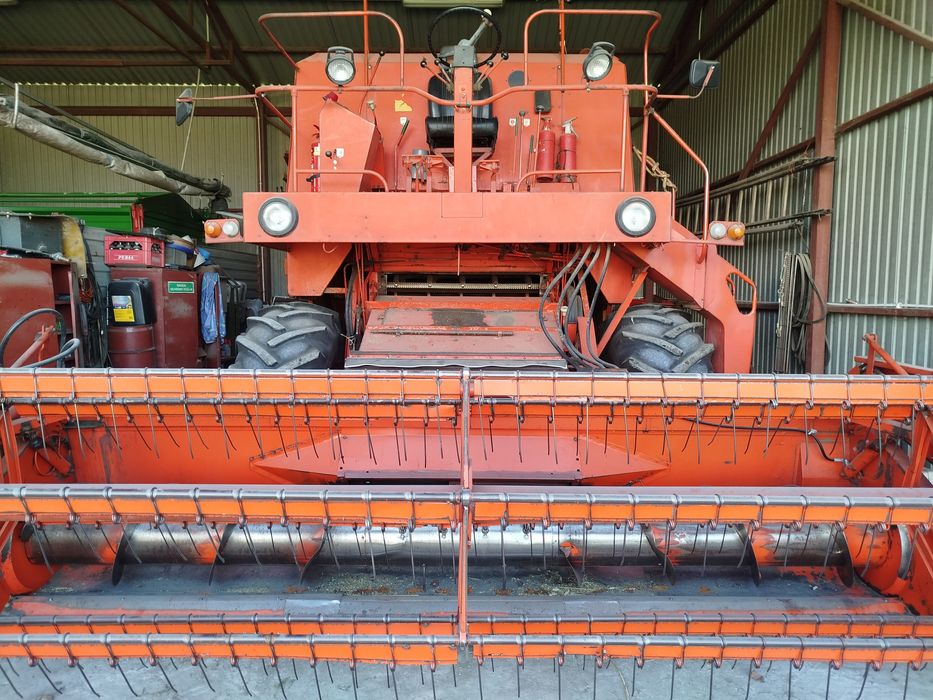 Kombajn zbożowy Bizon Z056