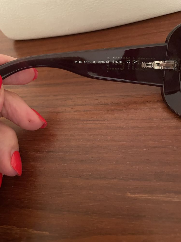 Oculos de sol castanhos, marca Versace, estão praticamente novos.