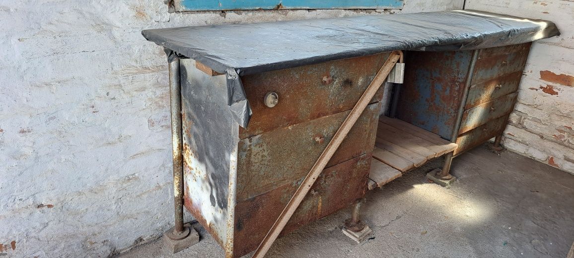 Продам металлический стол-тумбу.Длина-2,20,Высота-82,Глубина-50.