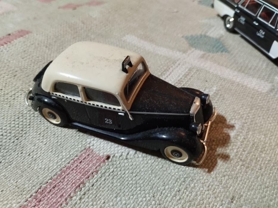 Táxis 1/43 como novos