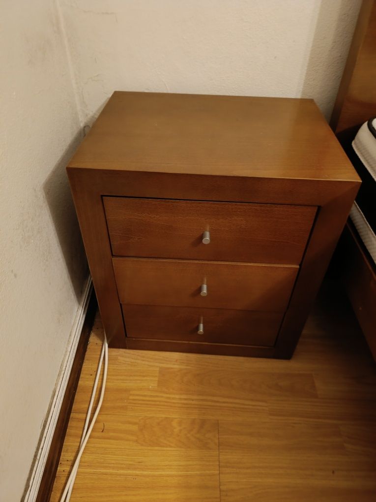 Quarto completo cama+2mesinhas de cabeceira+cómoda com espelho