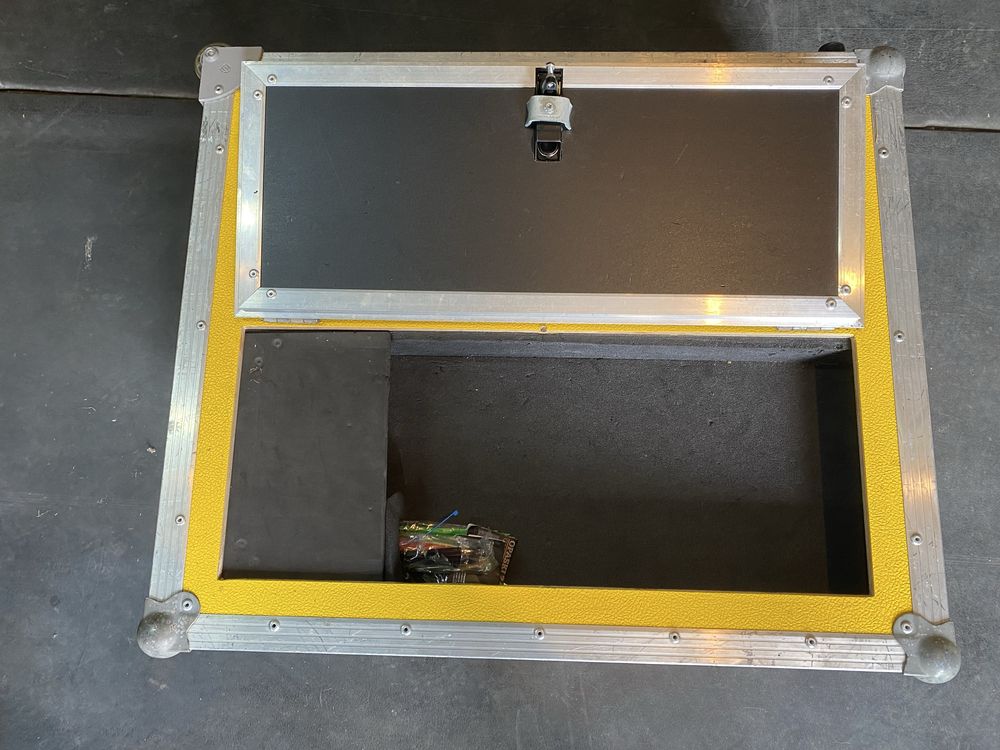 Mikser Behringer x32 compact + Z CASE na kółkach