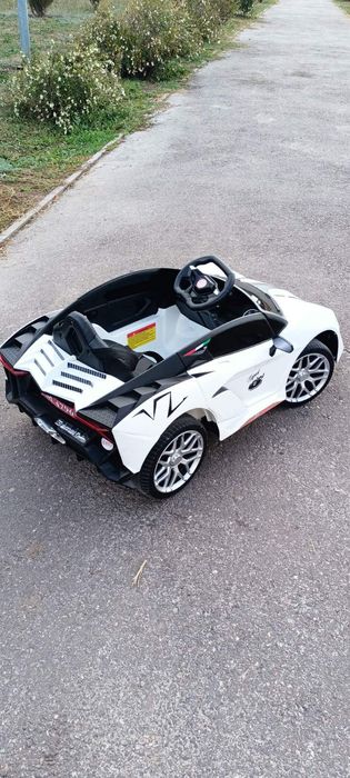 Дитячий акумуляторний автомобіль