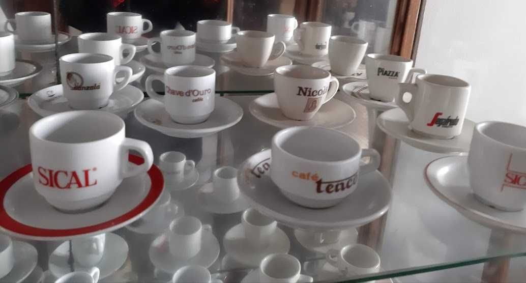 Chávenas de café de coleção.