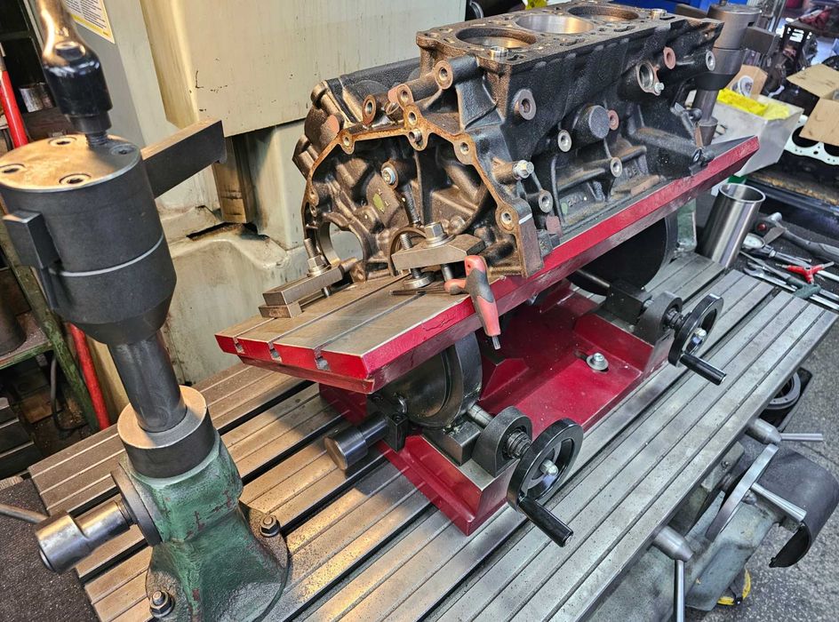 Stół uchylny do głowic skośnych i V-bloków (widlastych)