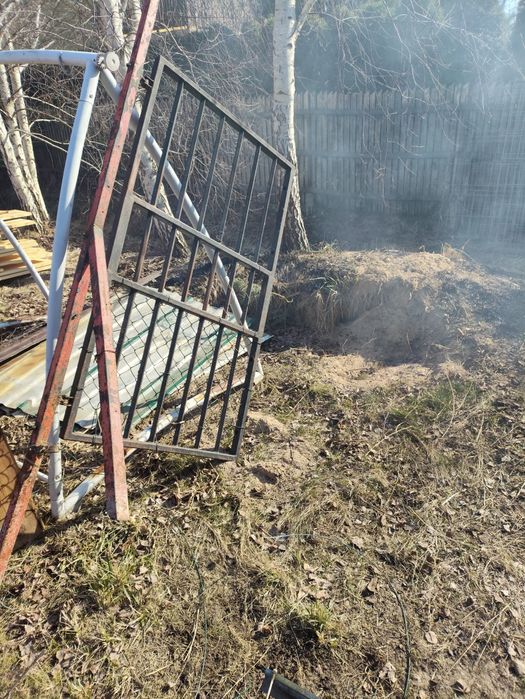 Bramą dwa skrzydła 4m.szerokosc