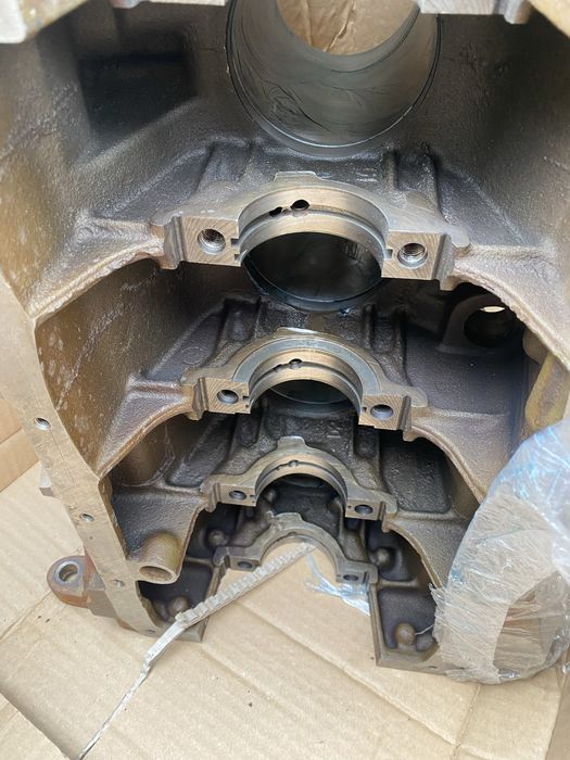 Блок цилиндров приора с комплектом поршней