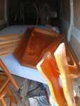 Cama com mesa e duas cadeiras