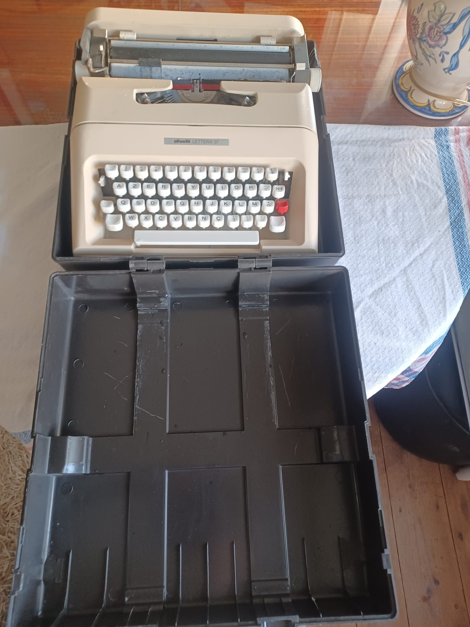 Máquina de escrever Olivetti Lettera 37