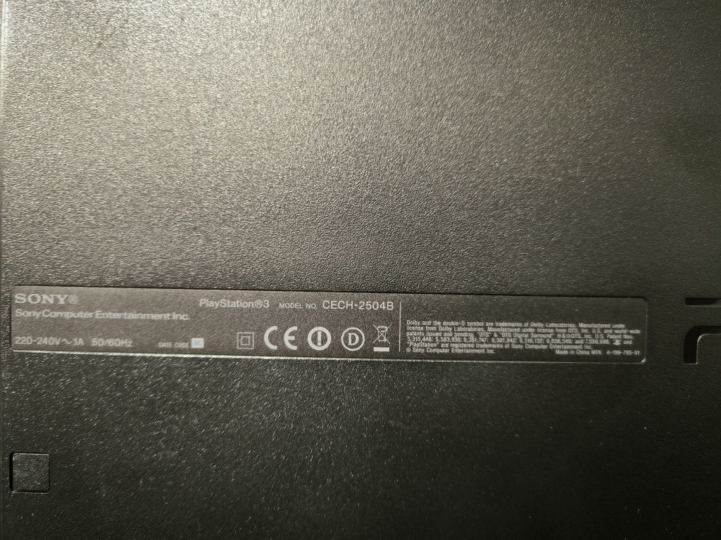 Playstation 3 com vários acessórios e com 24 jogos