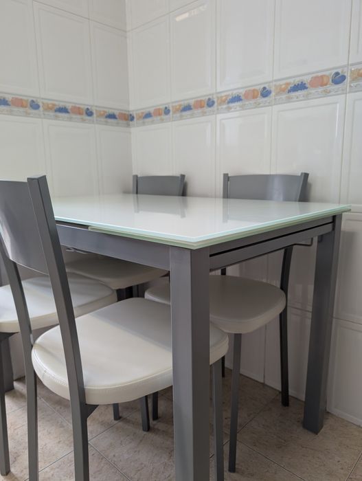 Mesa e cadeiras de cozinha