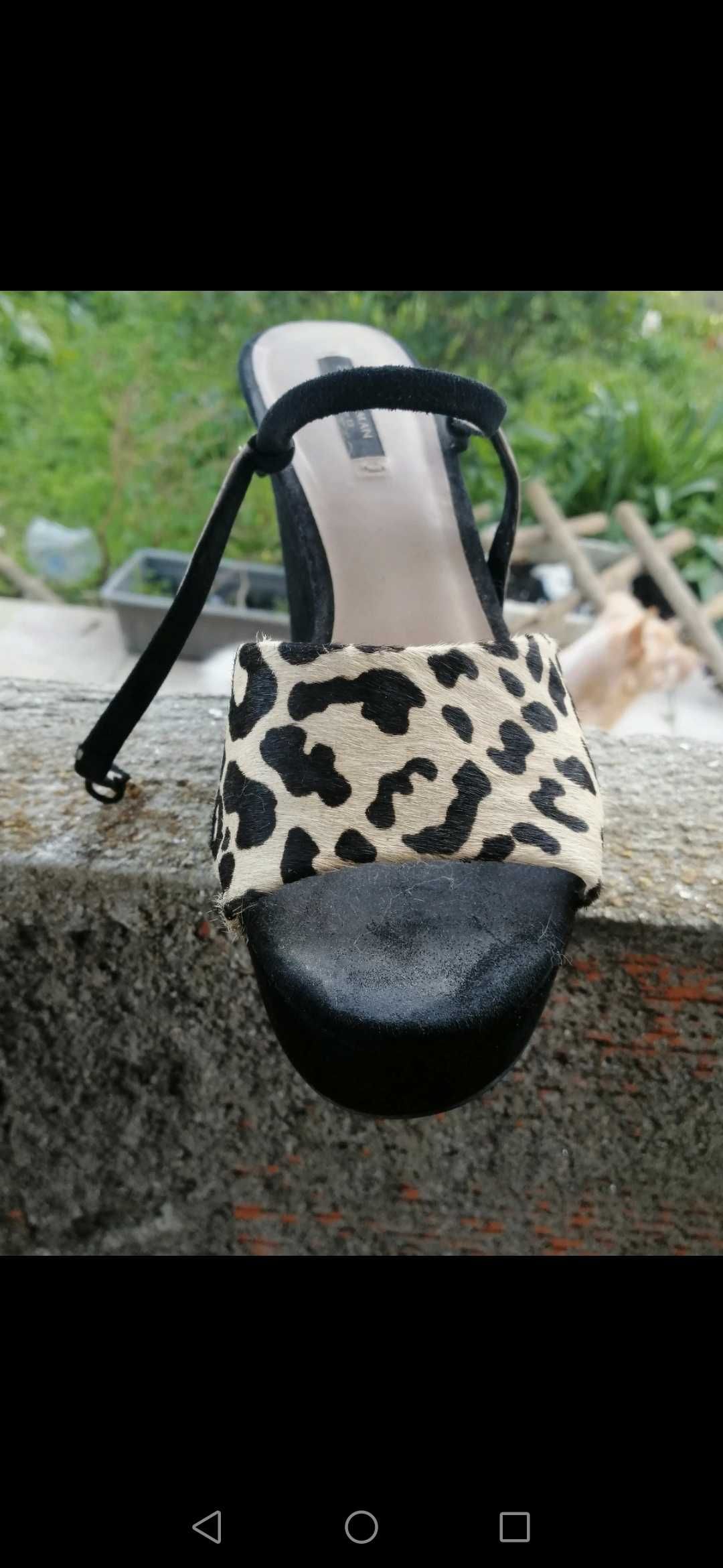 Sandálias Zara padrão bicho