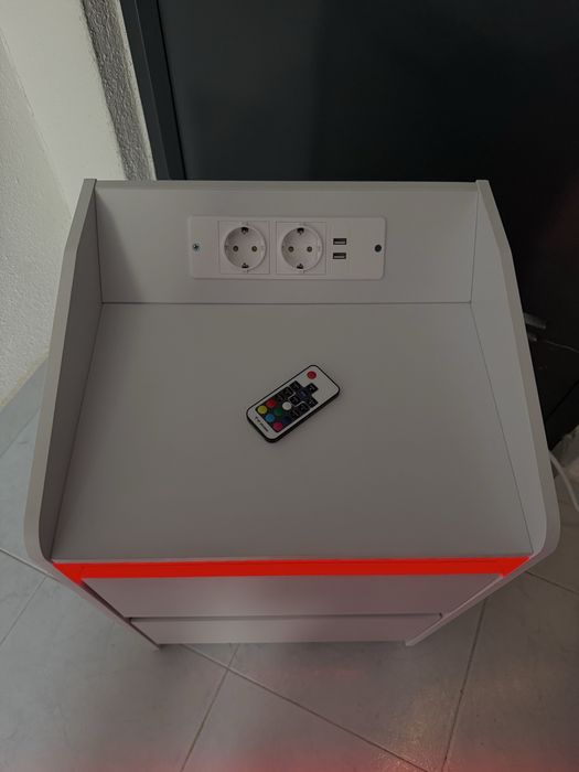 Mesa de cabeceira branca c/ tomada encastrada e LED’s