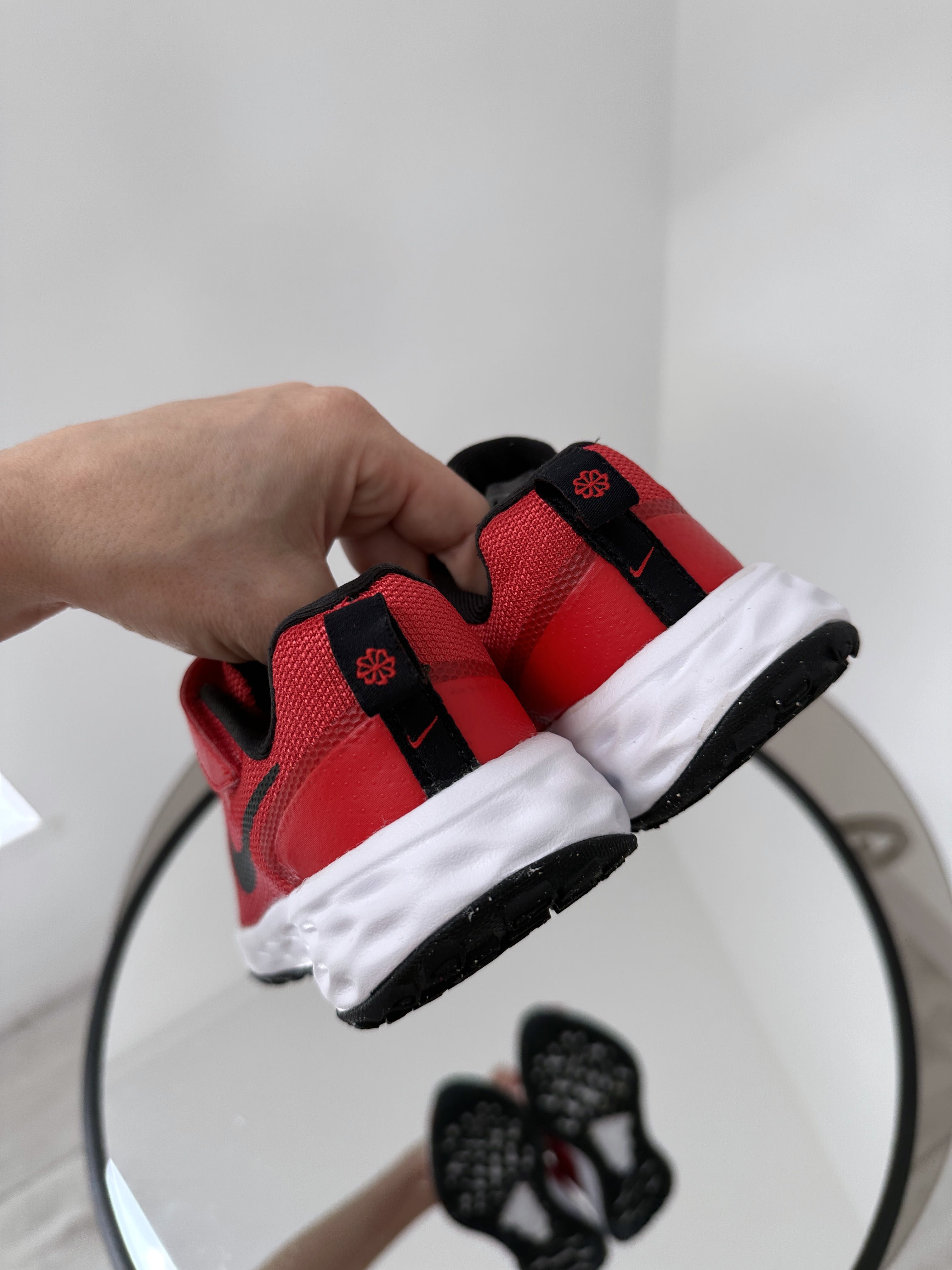 Легкие отличные кроссовки на липучках  Nike Revolution