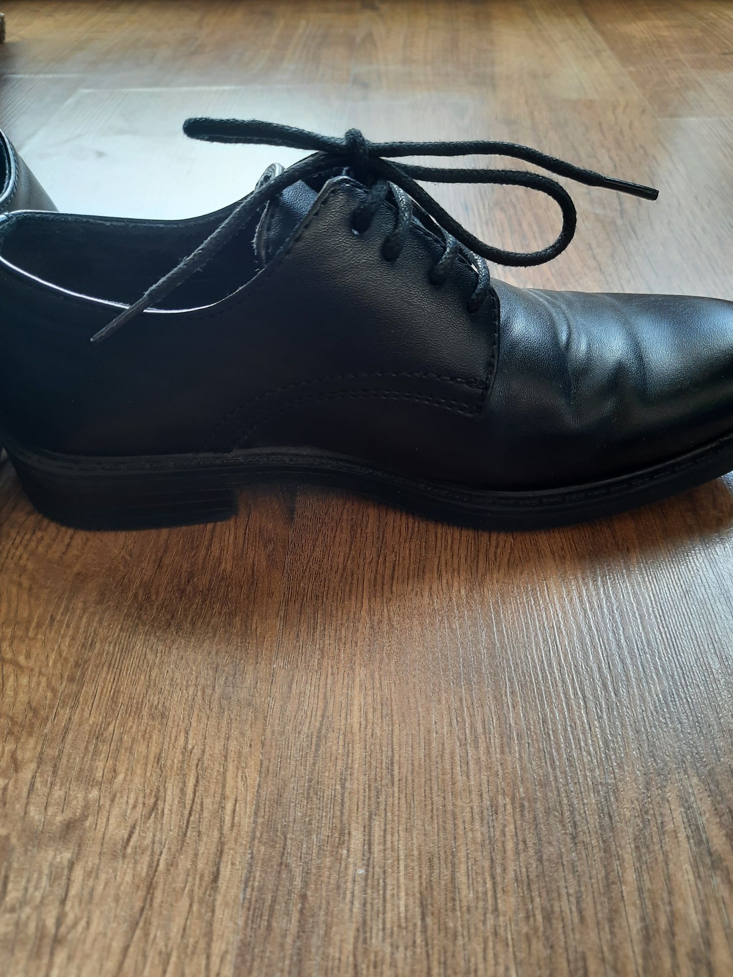 Czarne eleganckie buty r 33