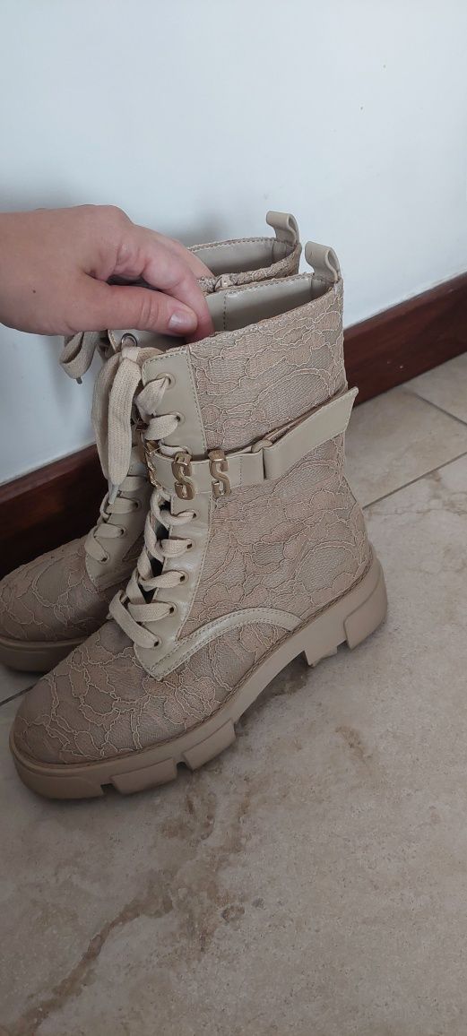 Koronkowe botki Guess ażurowe szydełkowe trapery boho