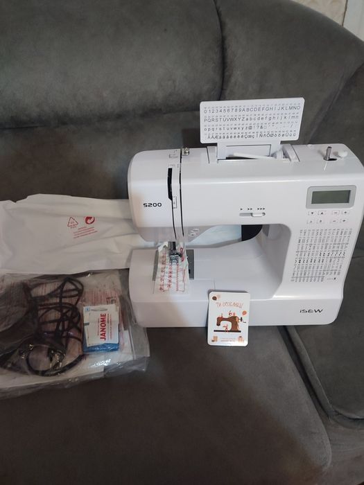 Продам компьютерную швейную машинку.