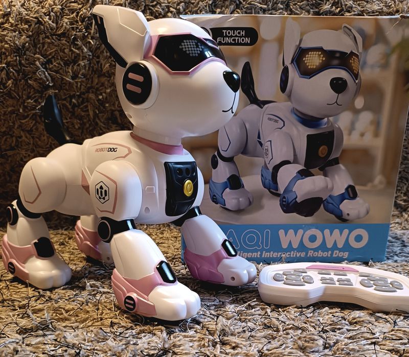 Собака-робот,інтерактивна собака.Сток.