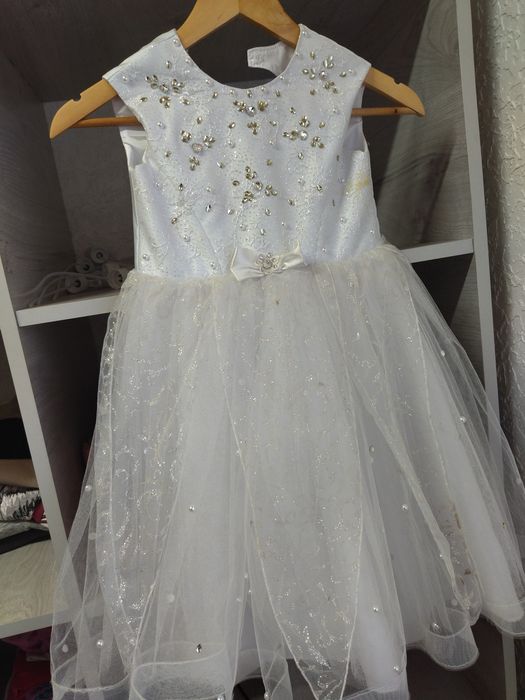 Плаття святкове білого кольору