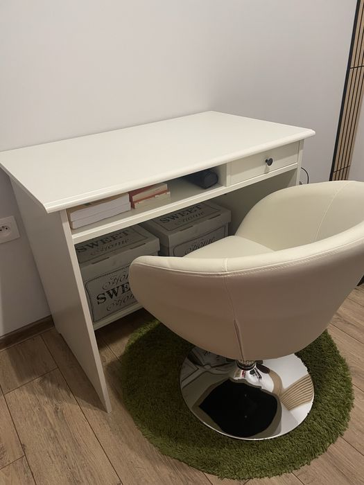 Biurko z fotelem; toaletka
