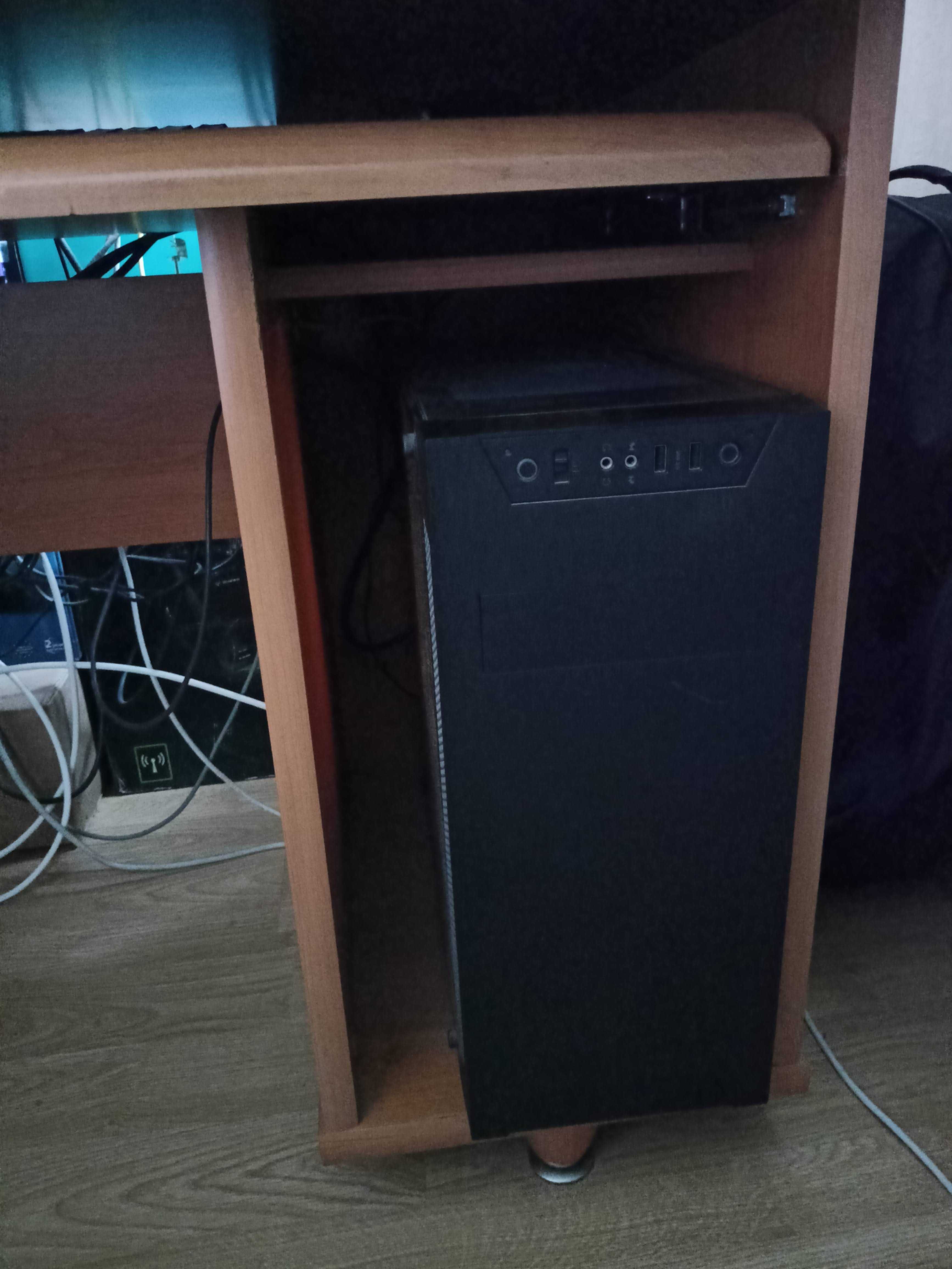 Biurko komputerowe w bardzo dobrym stanie 137x67x76