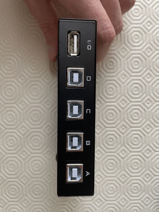 Comutador USB 2.0 (1 aparelho para 4 computadores)