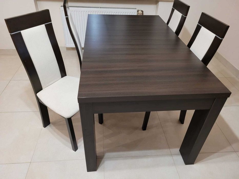 Stół kuchenny wraz z sześcioma krzesłami