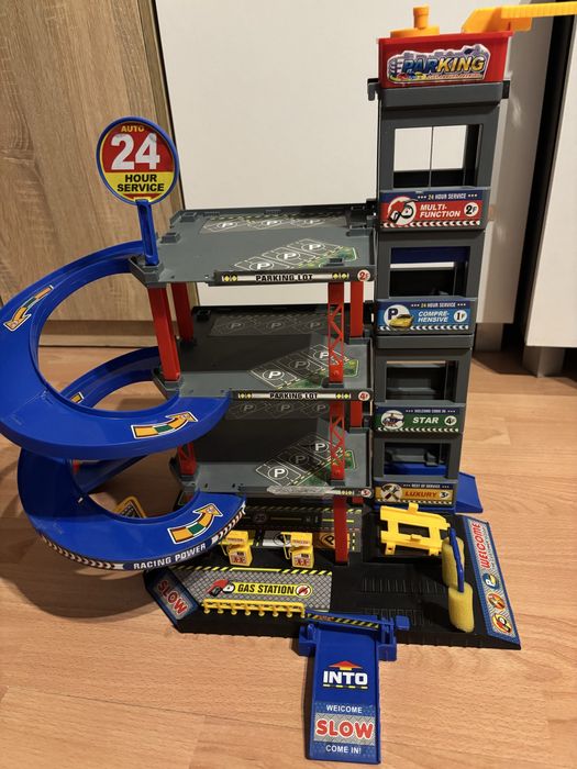 Garaż pietrowy z winda, zjezdzalnie zabawka