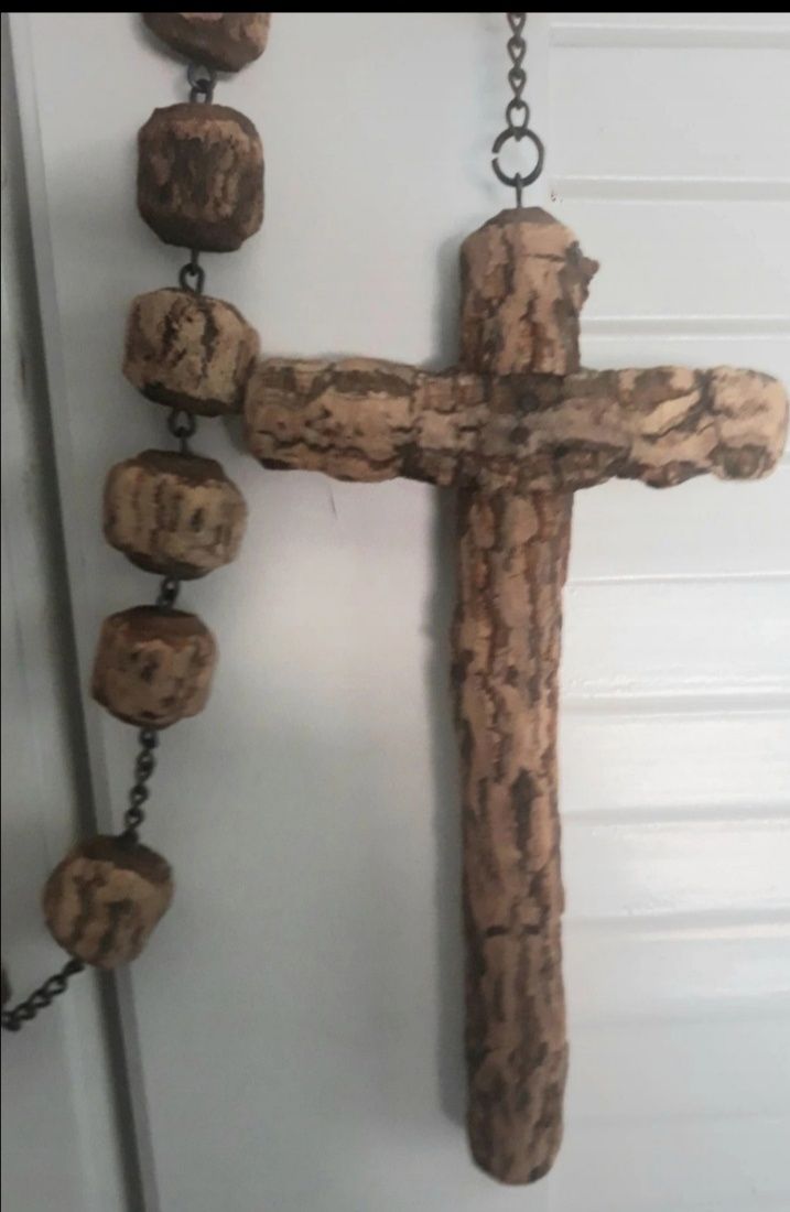 Crucifixo de parede em madeira exótica muito antigo.
Ótimo e