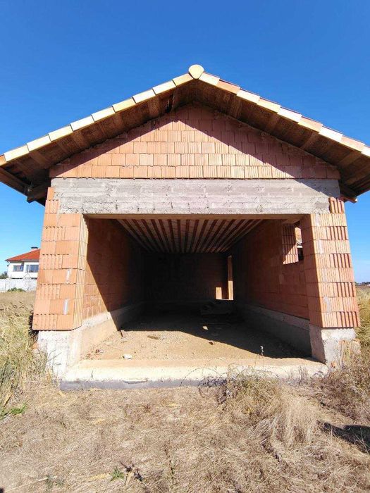 Теплий будинок нової будівлі з гаражем.