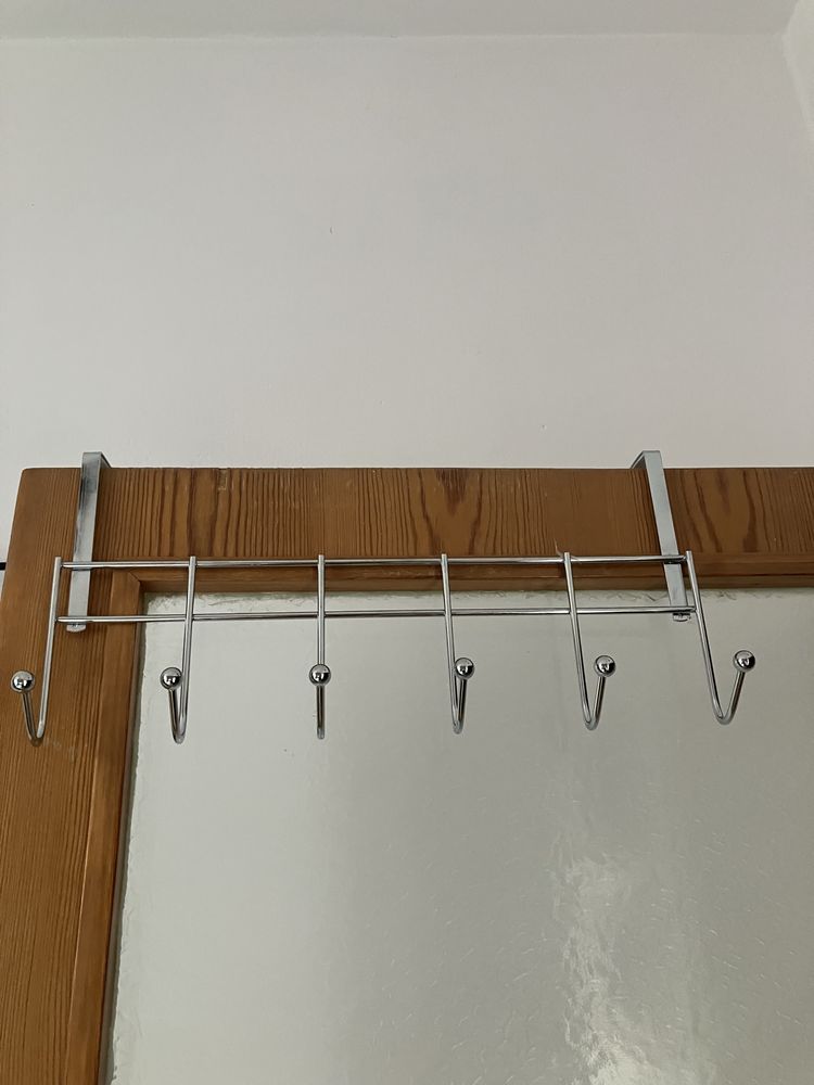 Wieszak metalowy czarny/aluminiowy na drzwi dl.46 cm
