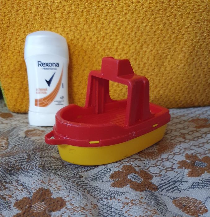 Пласмвсовый кораблик для ванной (речки, бассейна)